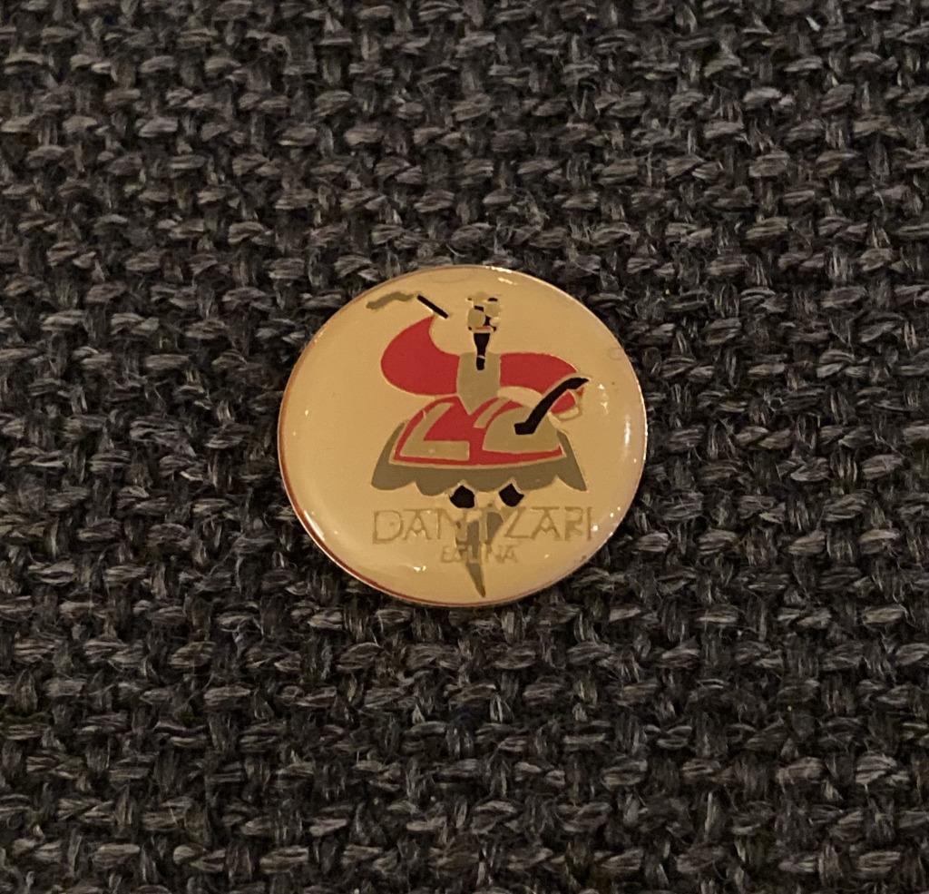 PIN - DANTZARI EGUNA - BASQUE - BASKENLAND, Envoi, Utilisé, Autres sujets/thèmes, Insigne ou Pin's