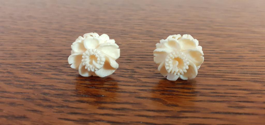 Paire de boucles d'oreilles blanches imitation ivoire *, Puces ou Clous, Enlèvement ou Envoi, Utilisé, Autres matériaux