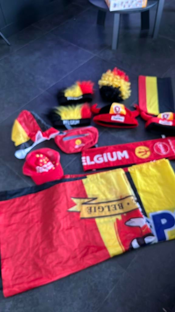 Lot de perruques drapeaux accessoires Diables rouges, Enlèvement ou Envoi, Utilisé