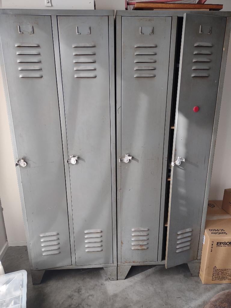 3 metalen lockers / lockerkasten op pootjes, Enlèvement, Utilisé, Industrieel