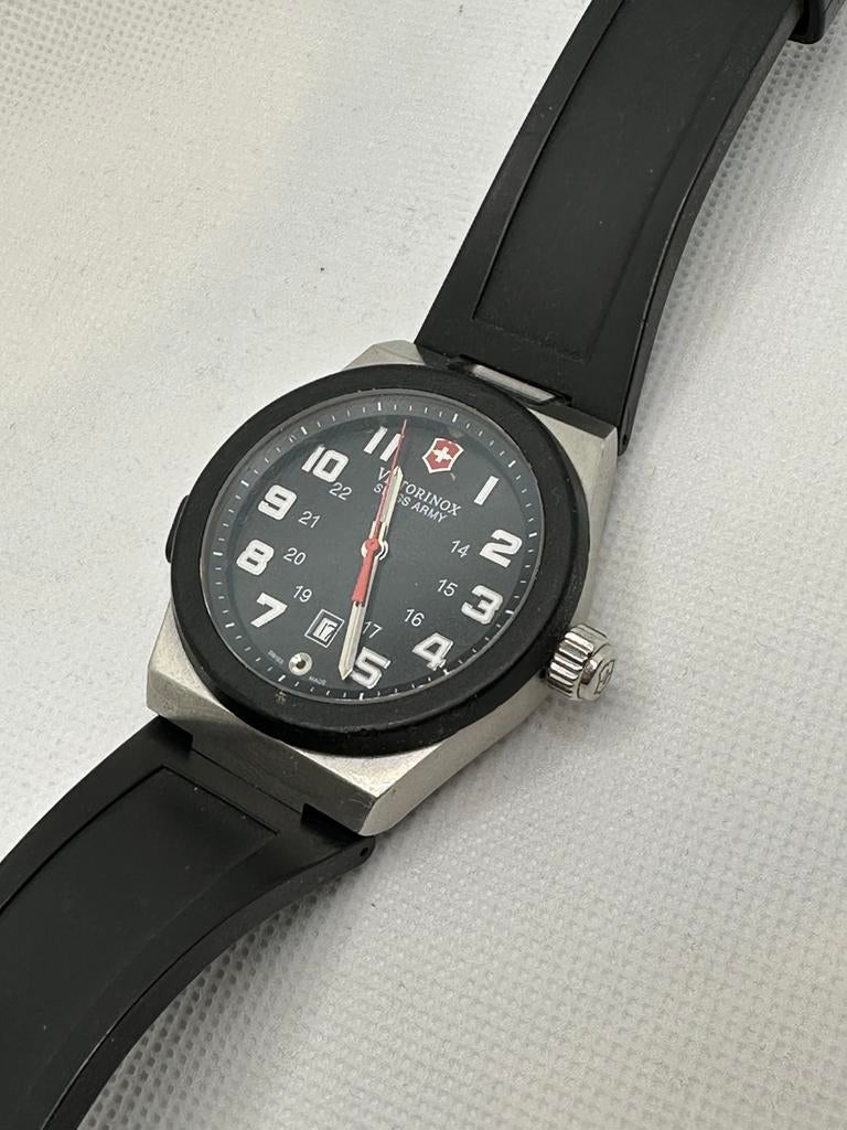 Victorinox night vision 2, Handtassen en Accessoires, Horloges | Heren, Overige merken, Gebruikt, Staal, Polshorloge