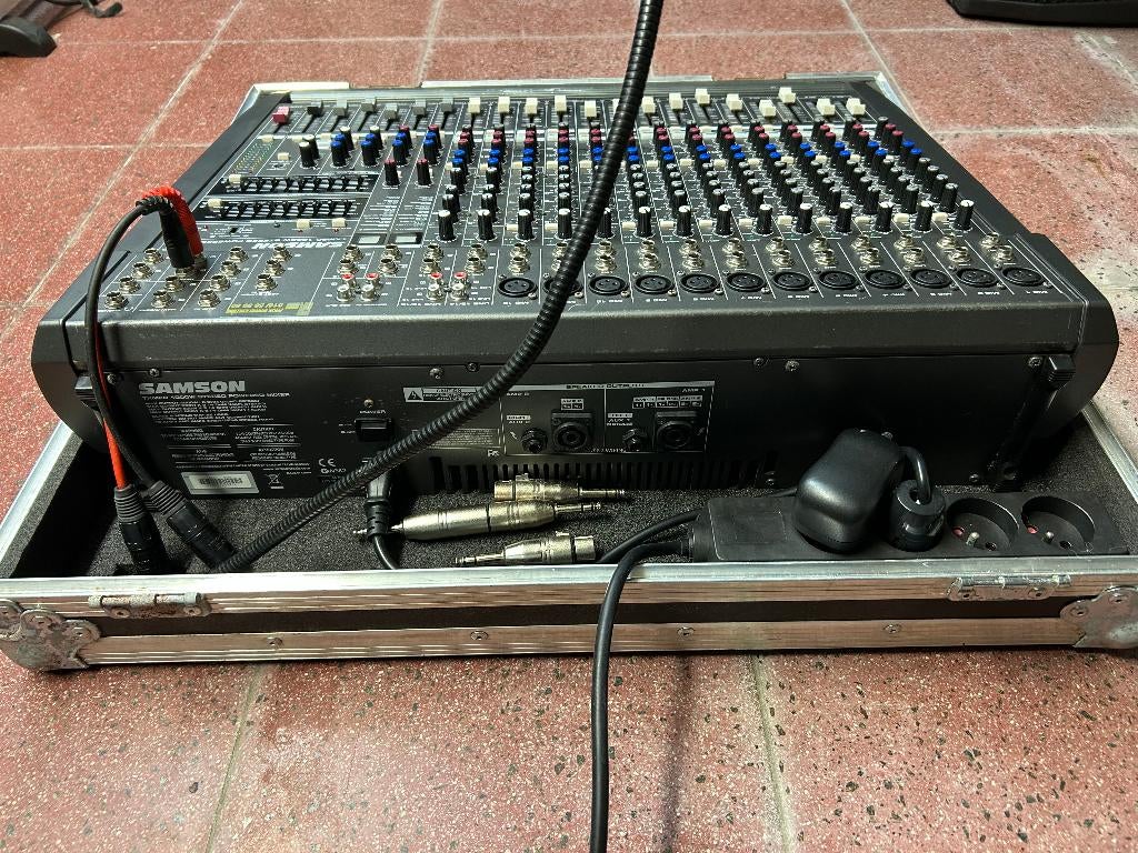 SAMSON TXM20 powered mixer met Flightcase en MULTIKABEL, Muziek en Instrumenten, Ophalen of Verzenden, Zo goed als nieuw, 20 kanalen of meer