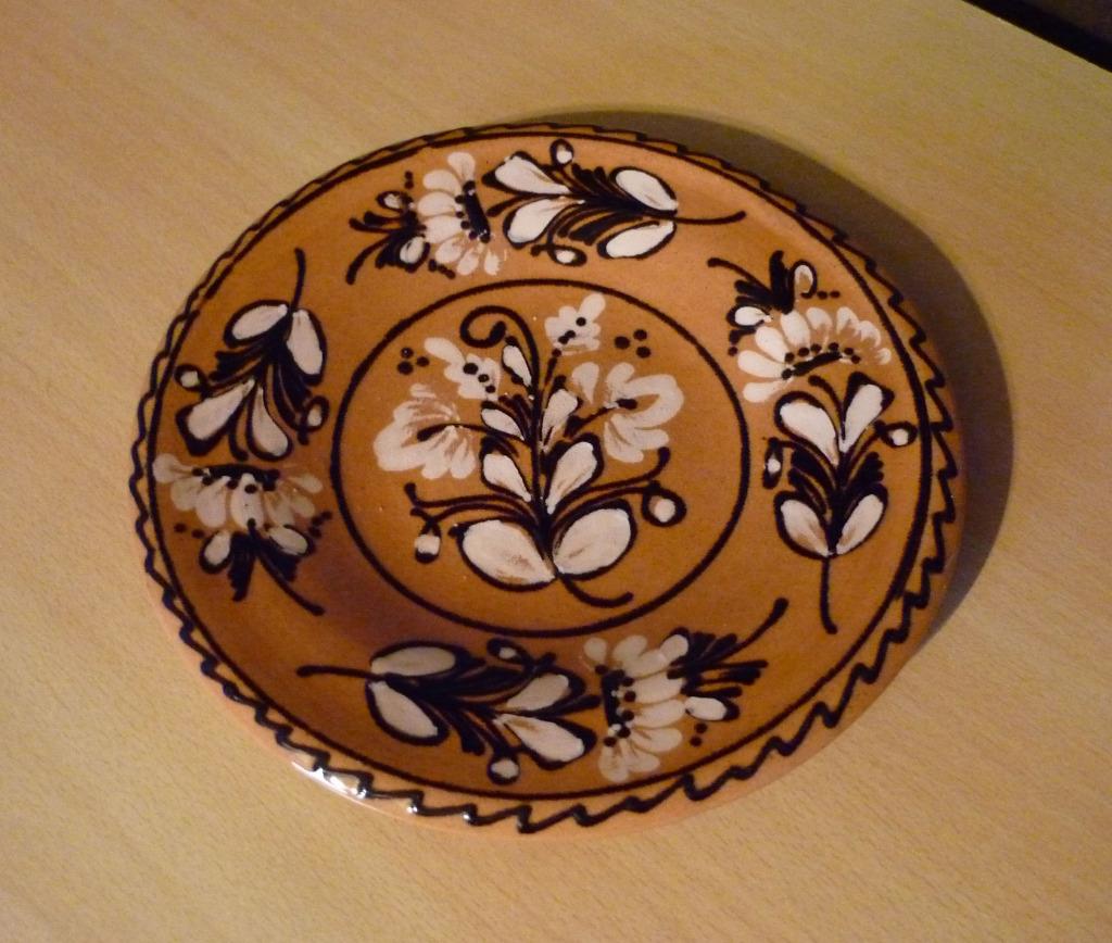 Bruin aardewerk bord sierbord met beige bloemen, Huis en Inrichting, Keuken | Servies, Ophalen of Verzenden