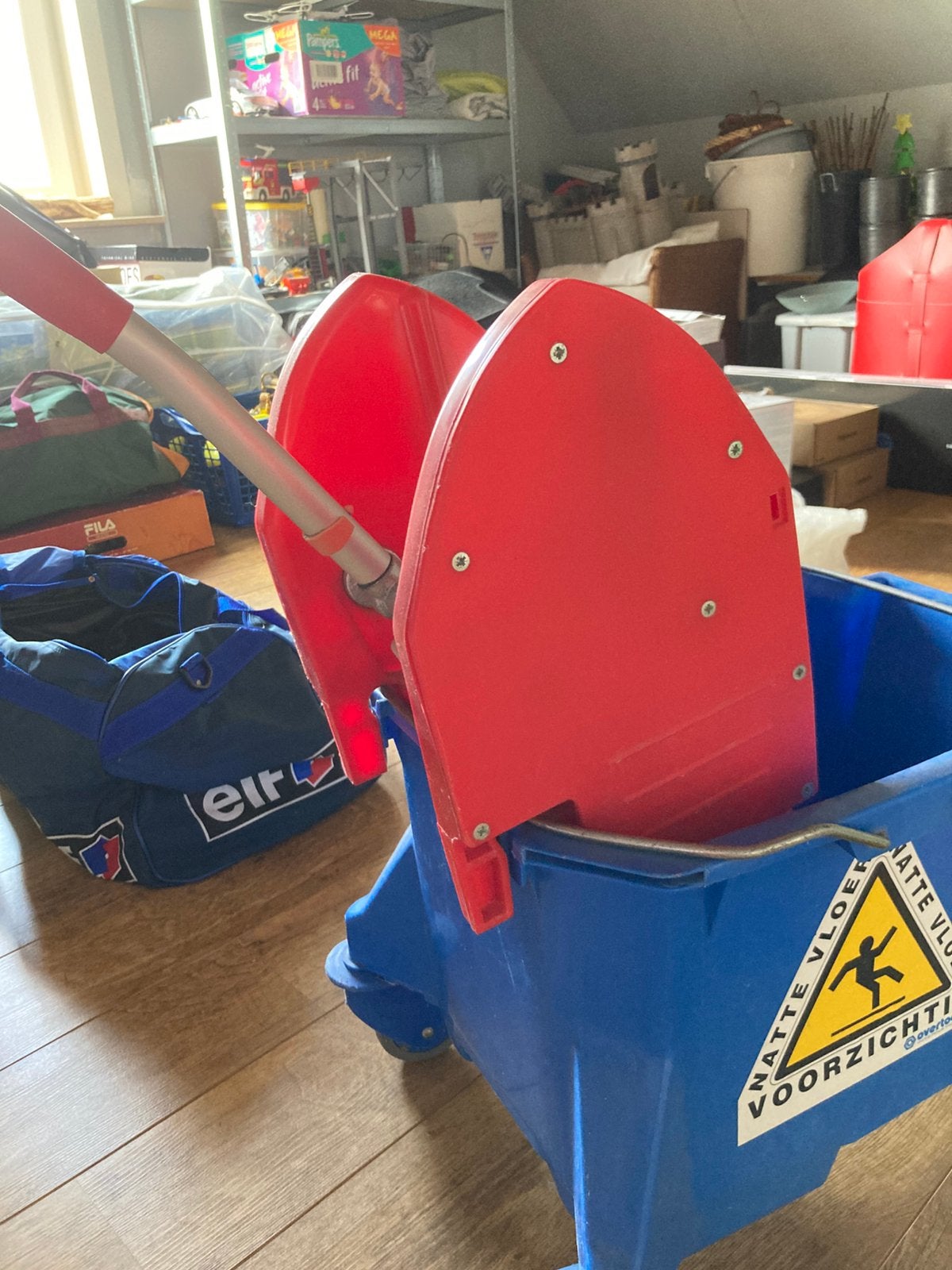 Professionele mop, Ophalen, Dweilemmer, -bak, of -wagen