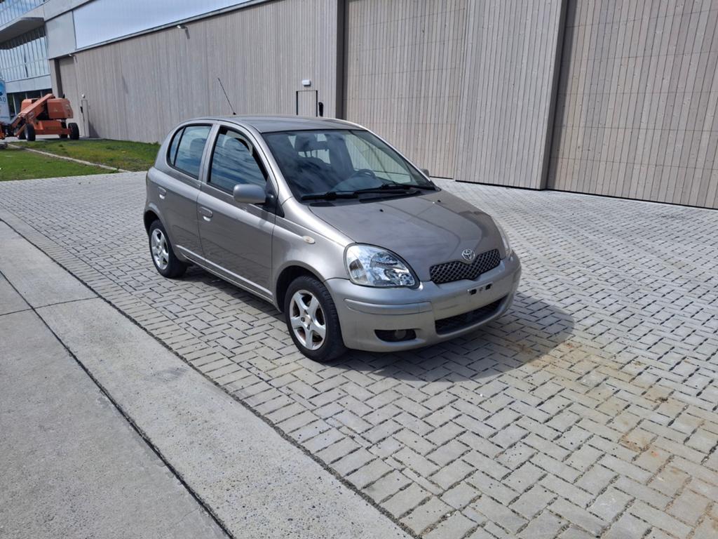 Toyota Yaris 1.0i, Autos, Toyota, Particulier, Yaris, Essence, Euro 4, 5 portes, Boîte manuelle, Autres couleurs, Noir, Tissu