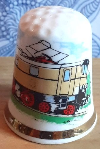 dés a coudre de collection porcelaine locomotive ( 7), Verzamelen, Vingerhoedjes, Ophalen of Verzenden, Zo goed als nieuw, Porselein