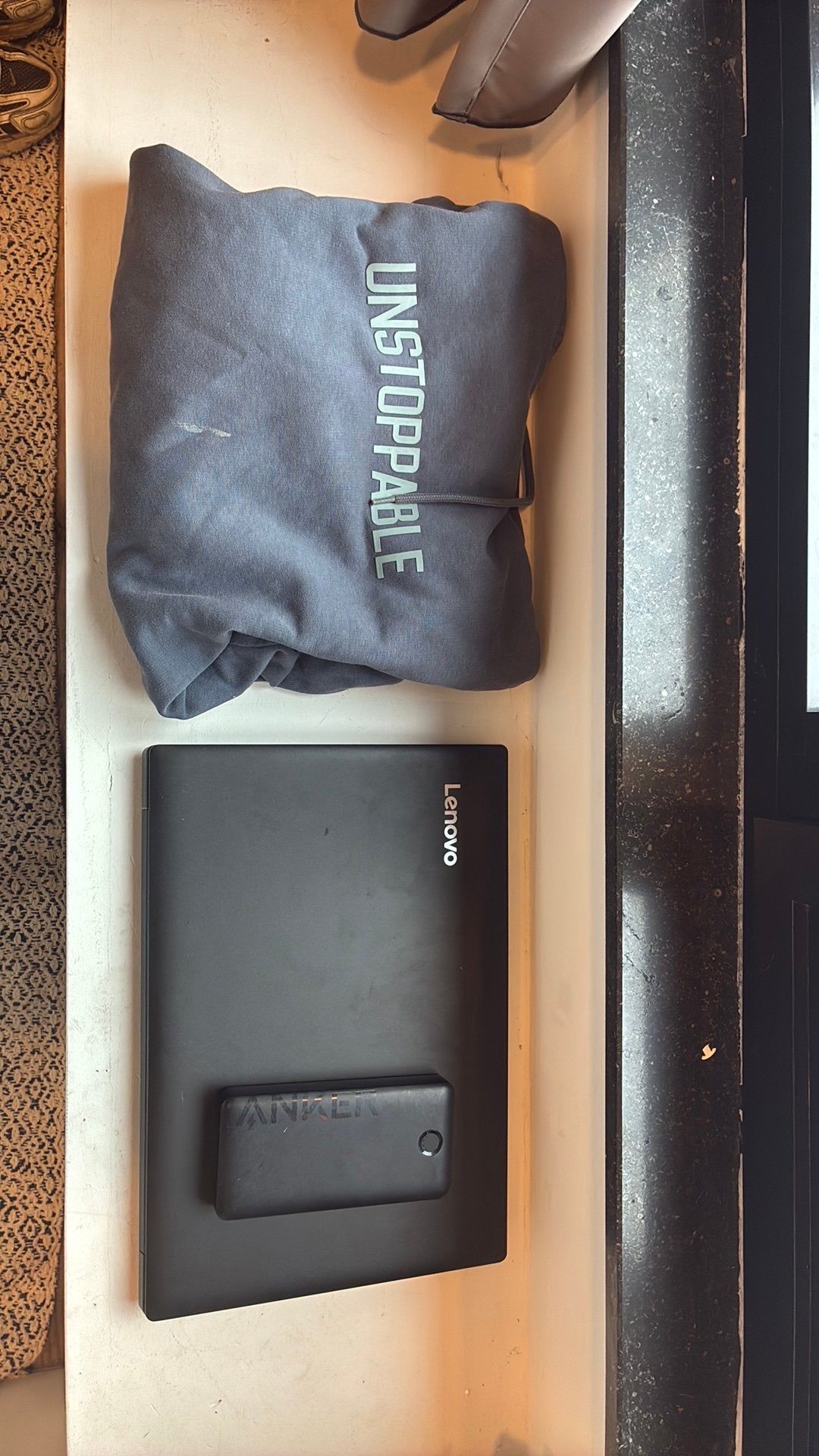 laptop en powerbank+ 1 hoodie, Computers en Software, Ophalen, Gebruikt, In diepte verstelbaar