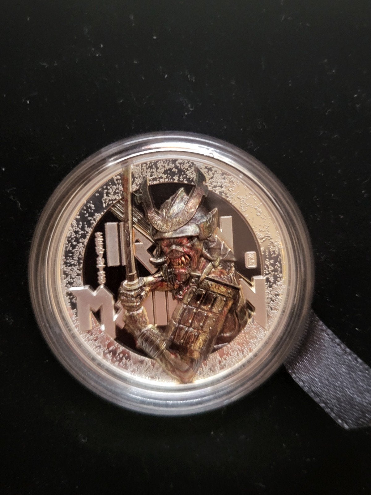 Iron Maiden Senjutsu 2022 – 2 Oz Zilver Proof, Verzamelen, Overige Verzamelen, Ophalen of Verzenden, Zo goed als nieuw