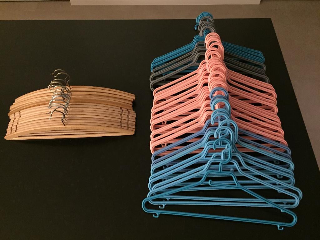 20 Houten kledinghangers 15€ + 40 plastic kledinghangers 20€, Enlèvement