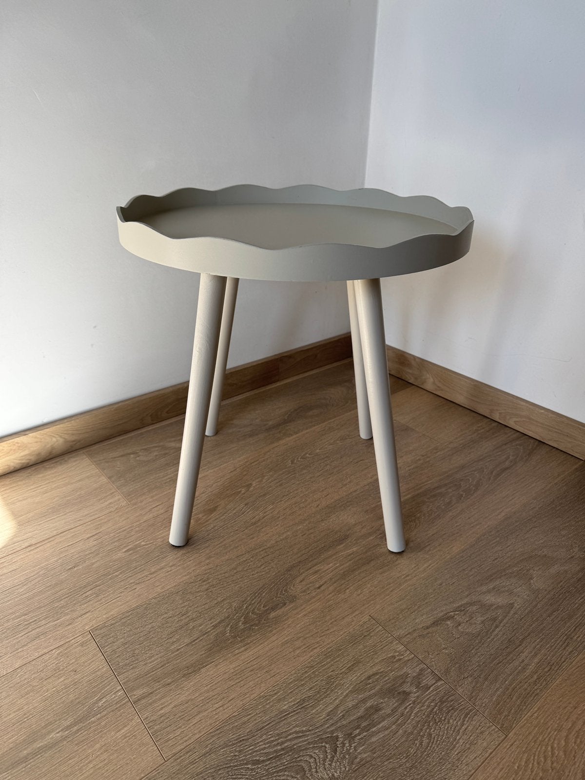 Bijzettafel / serveertafel taupe/grijs als nieuw, Huis en Inrichting, Tafels | Bijzettafels, Ophalen, Zo goed als nieuw, Rond