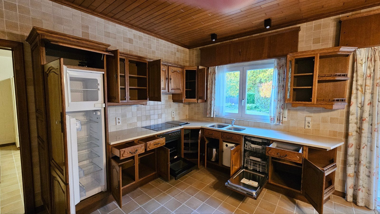 Massief eiken keuken + Silestone + Miele vaatwasser, Huis en Inrichting, Stoffering | Vloerbedekking, Ophalen, Gebruikt