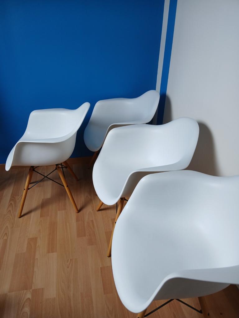 4 witte kuipstoelen  ,(replica Aemes), Ophalen, Zwart