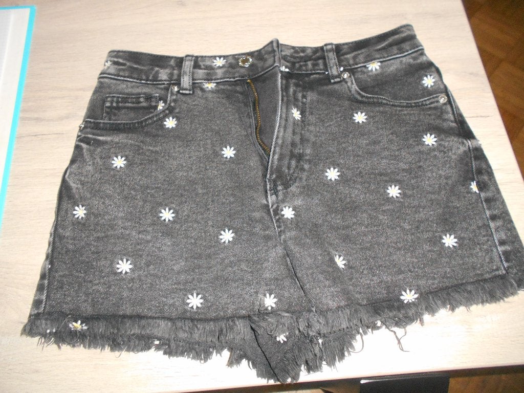 zwart bloemen short maat 36 c&a, Kleding | Dames, Broeken en Pantalons, Ophalen of Verzenden, Zo goed als nieuw, Maat 36 (S), Zwart