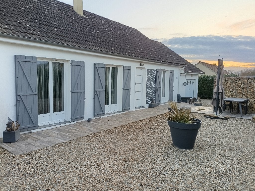 Maison plain-pied 4 façades rénovée et habitable de suite, 100 m², France, 1000 à 1500 m², 3 pièces