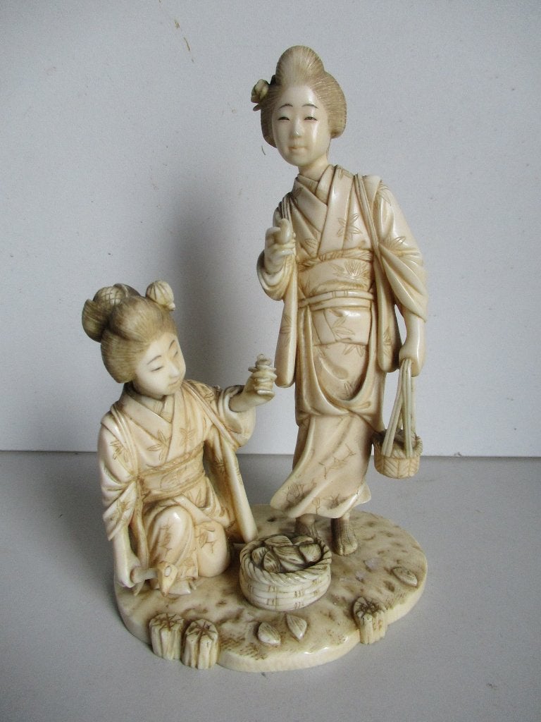 handgesneden beeldje japans geishas ivoor kleur, Minder dan 20 cm, Natuurlijk materiaal, Handgemaakt, Ophalen of Verzenden