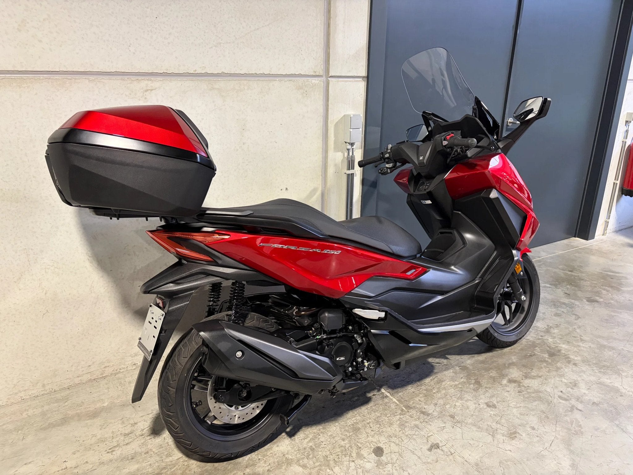 Honda Forza 350 luxescooter met keyless en topcase (BTW moto, 350 cm³, Scooter, Entreprise, 12 à 35 kW
