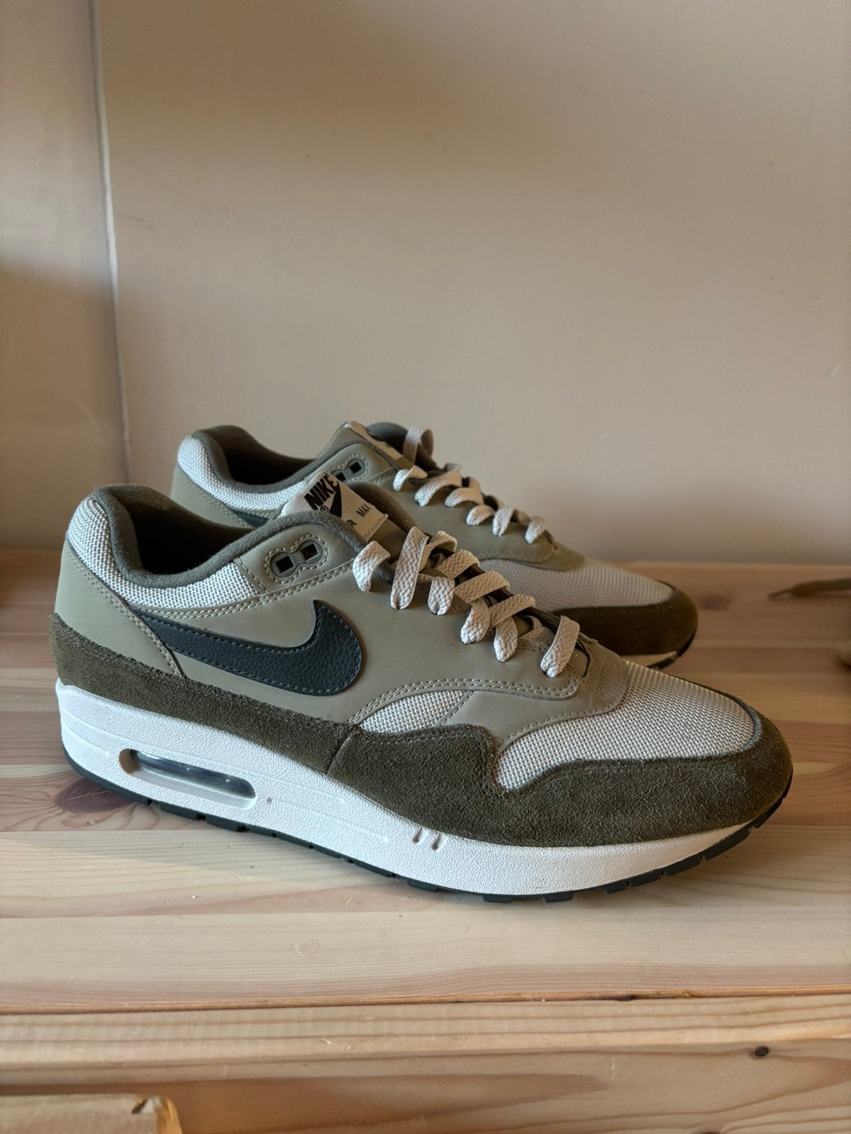 Nike Air Max 1 Medium Olive Green maat 44.5 VNDS, Neuf, Enlèvement ou Envoi, Autres couleurs, Baskets