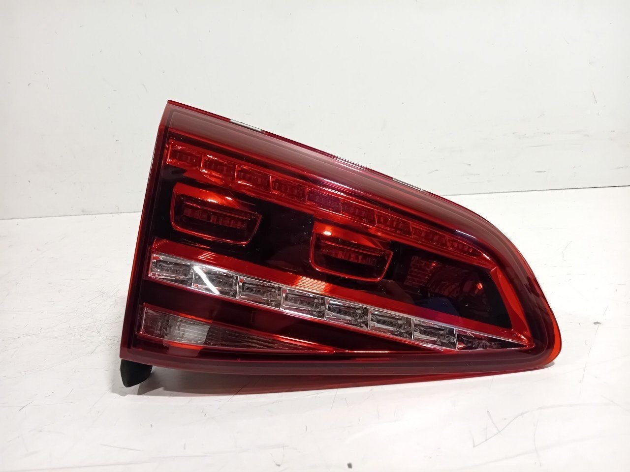 Achterlicht kofferdeksel achterklep links Volkswagen Golf, Onderdelen@venauto.nl, Van der Ven Autorecycling B.V., Gebruikt, Ettenseweg 76, 4706 PB Roosendaal, The Netherlands