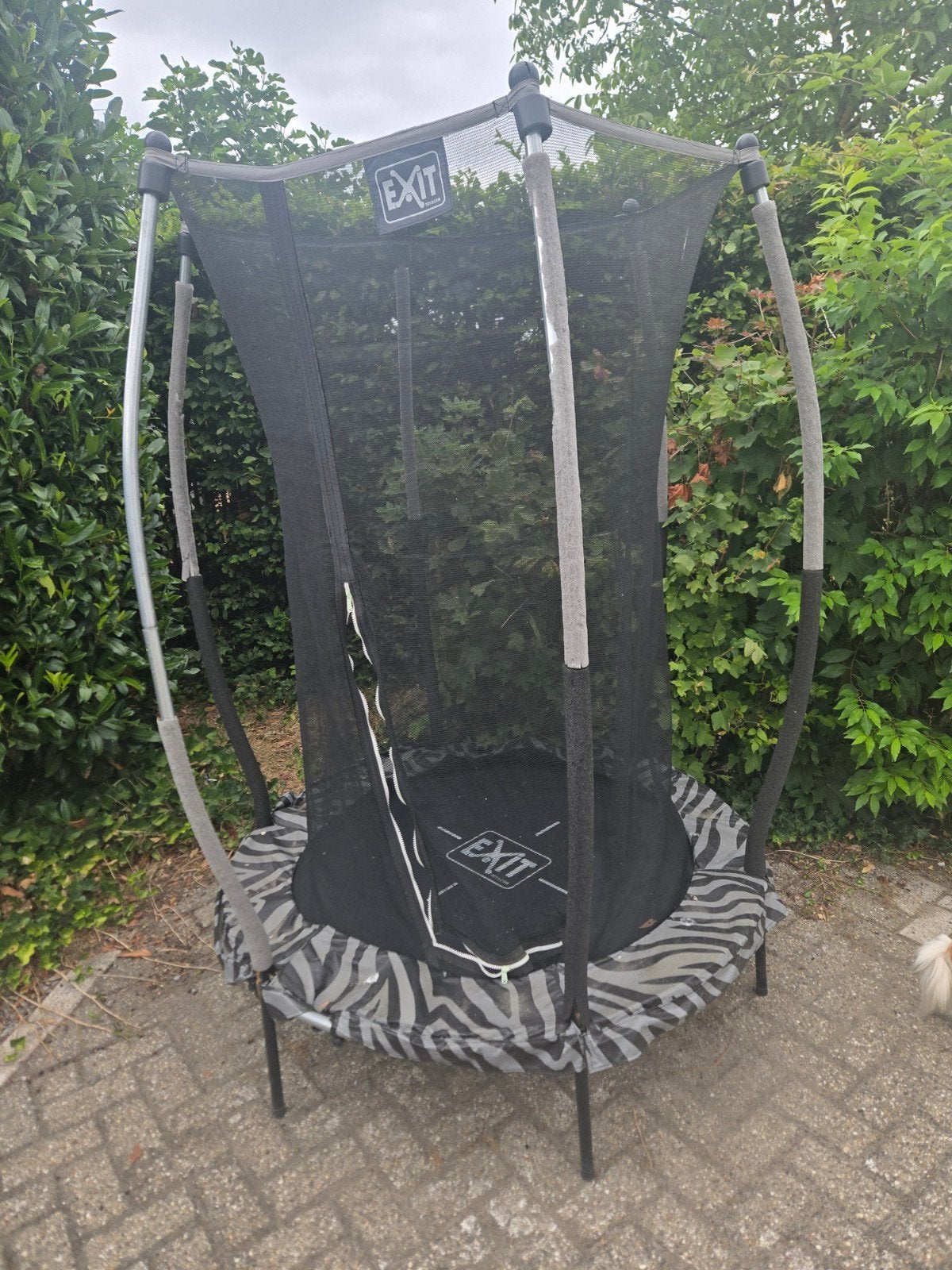 Trampoline met vangnet, Ophalen