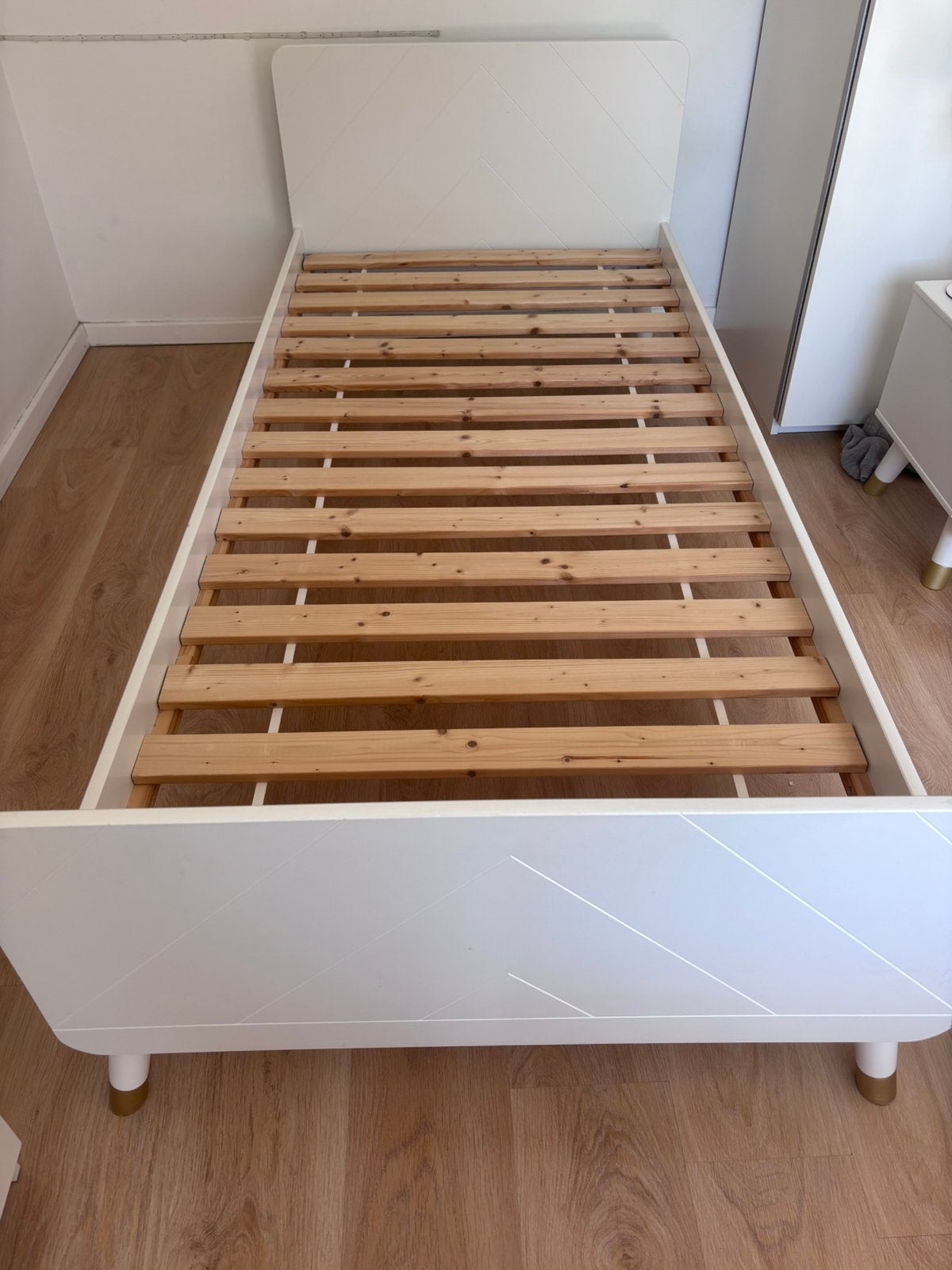 Mooi wit eenpersoonsbed – Scandinavische look, Ophalen, 90 cm, Eenpersoons, Wit