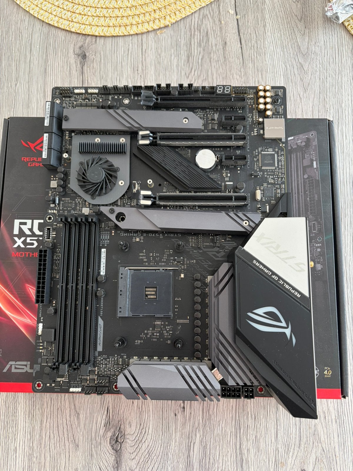 ASUS ROG STRIX X570-E GAMING, Ophalen, Gebruikt