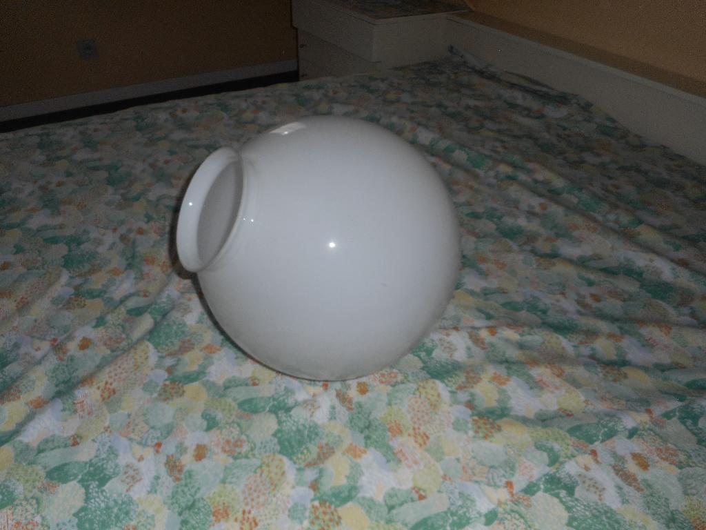 glazen lichtbol VSL  /wit opaalglas met origineel armatuur, Enlèvement