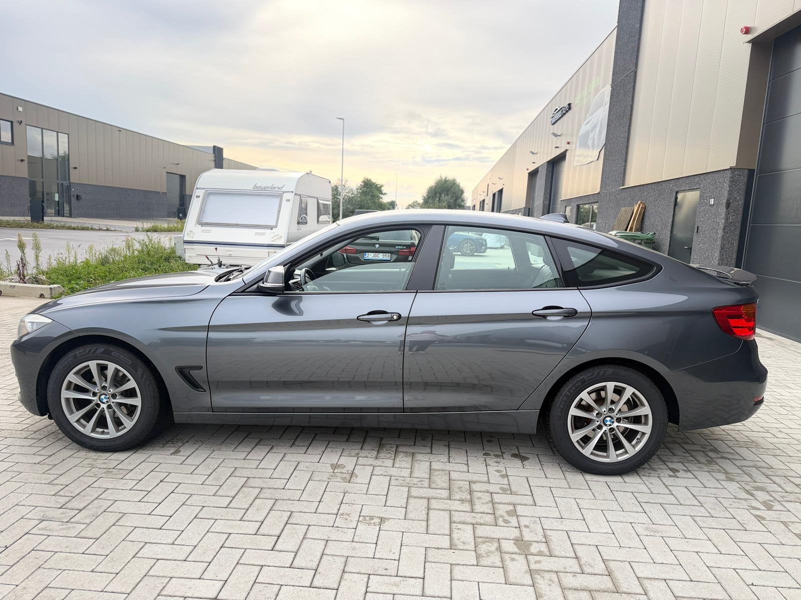 Bmw 318D GT - 2014 - manueel - euro 6b, Autos, Cuir, Euro 6, Entreprise, https://public.car-pass.be/vhr/a6ce9c14-8caf-4401-acce-43aa720e6ca7