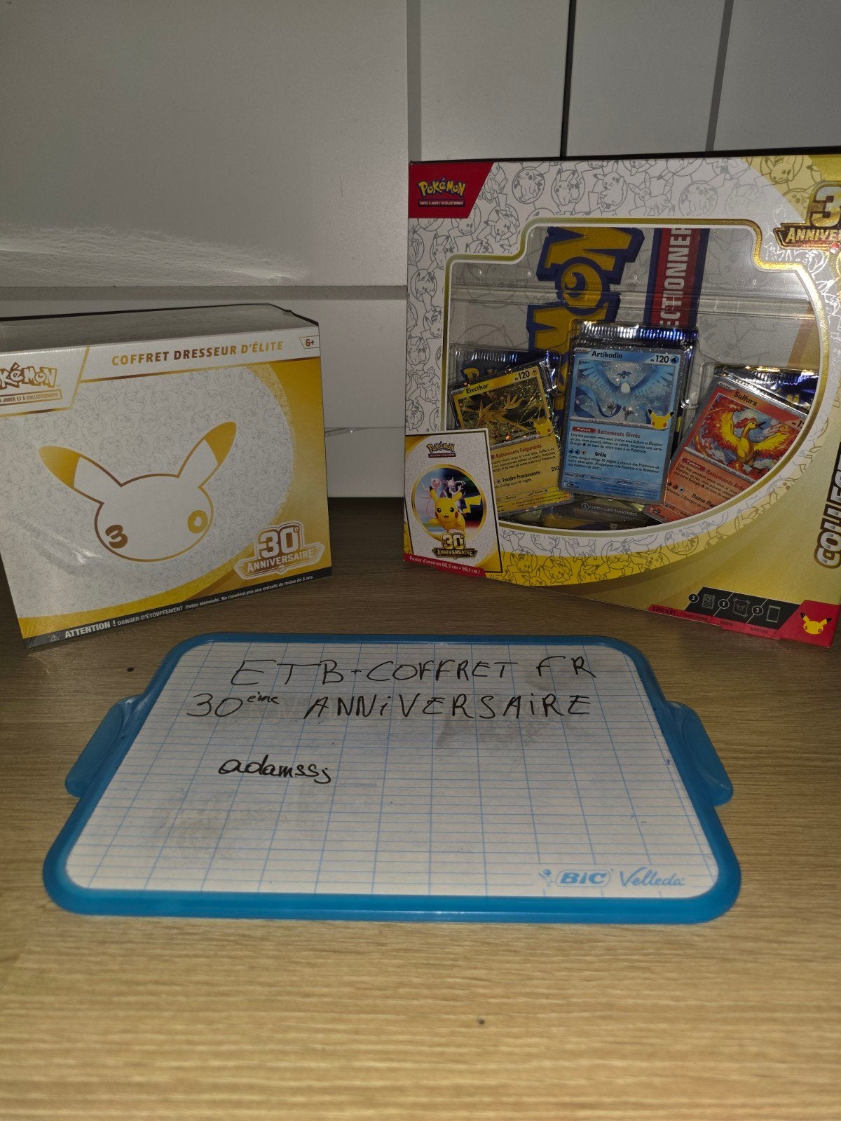 ETB + Coffret collection poster 30ème anniversaire Pokemo, Enlèvement ou Envoi, Neuf, Booster box, Foil