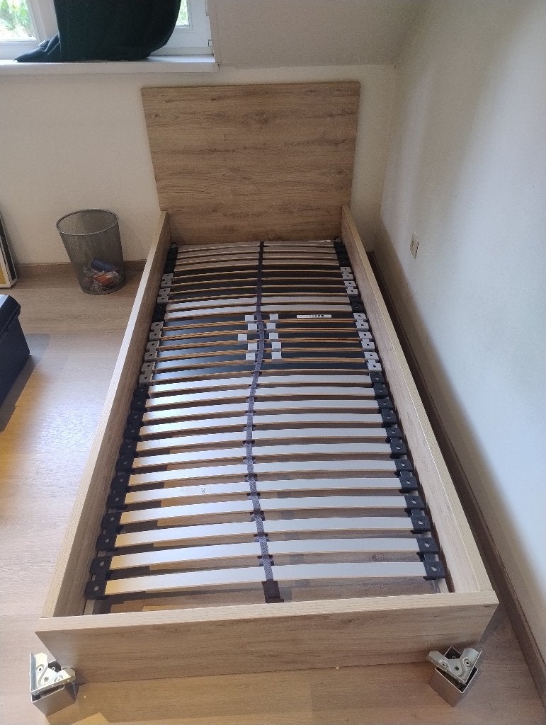 Zeer kwalitatief, tijdloos bed voor kind of tiener, Huis en Inrichting, Slaapkamer | Bedden, Ophalen, 90 cm, Eenpersoons, Bruin