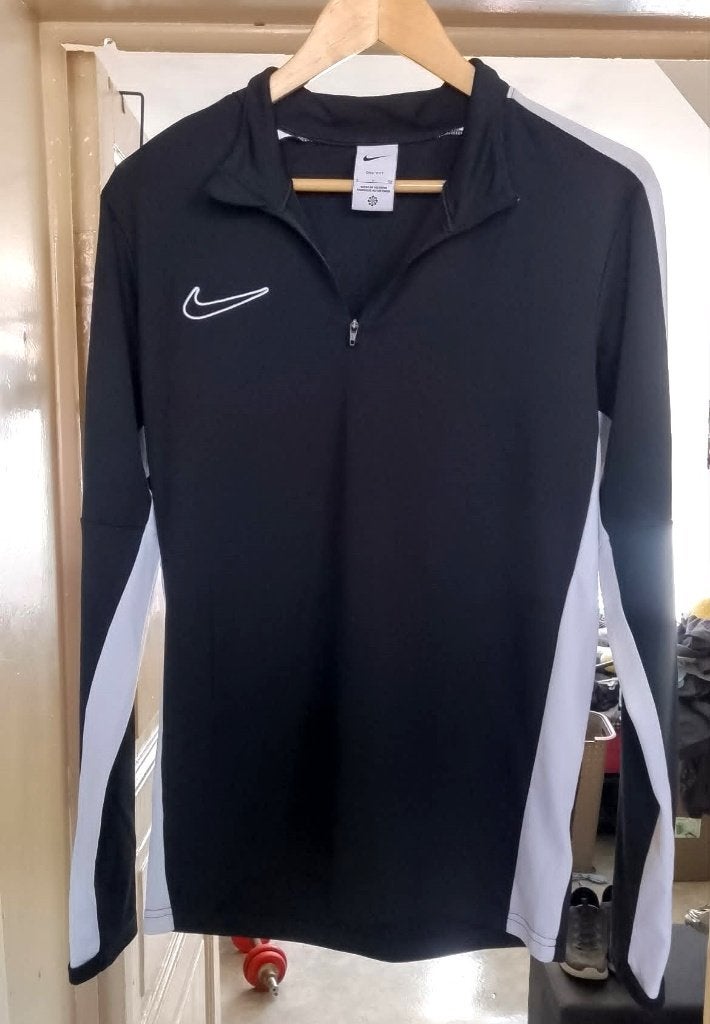 haut sport Nike taille s, Kleding | Heren, Sportkleding, Ophalen of Verzenden, Gedragen