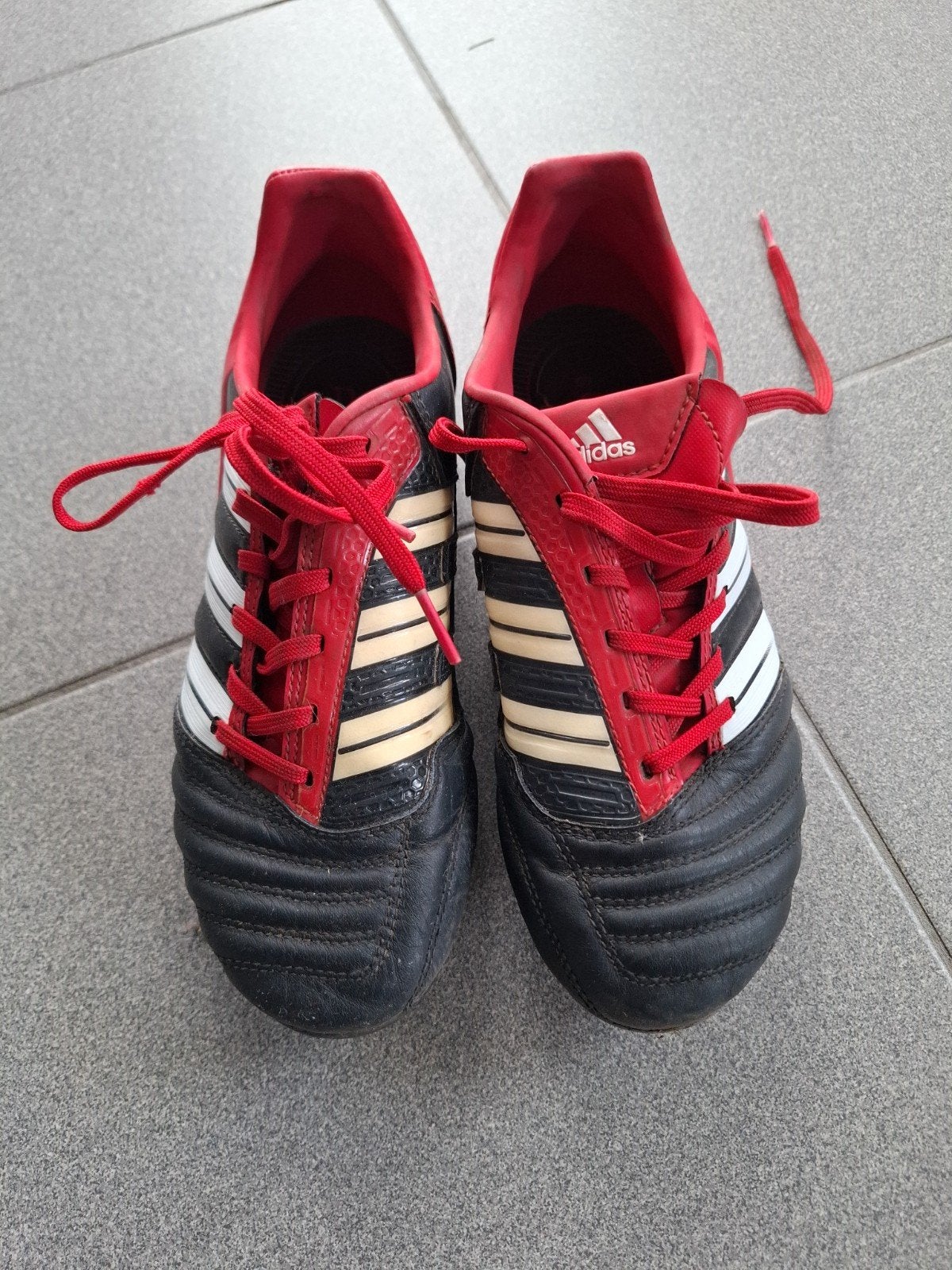rood zwarte Adidas voetbalschoenen, Ophalen
