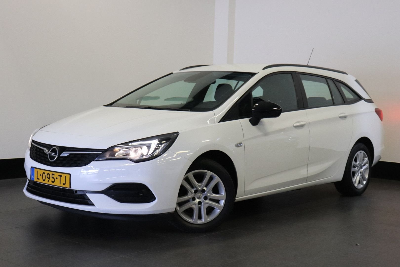 Opel Astra Sports Tourer 1.2 Edition NL Auto | Cruise | Airc, 121 g/km, Zwart, Wit, Bedrijf