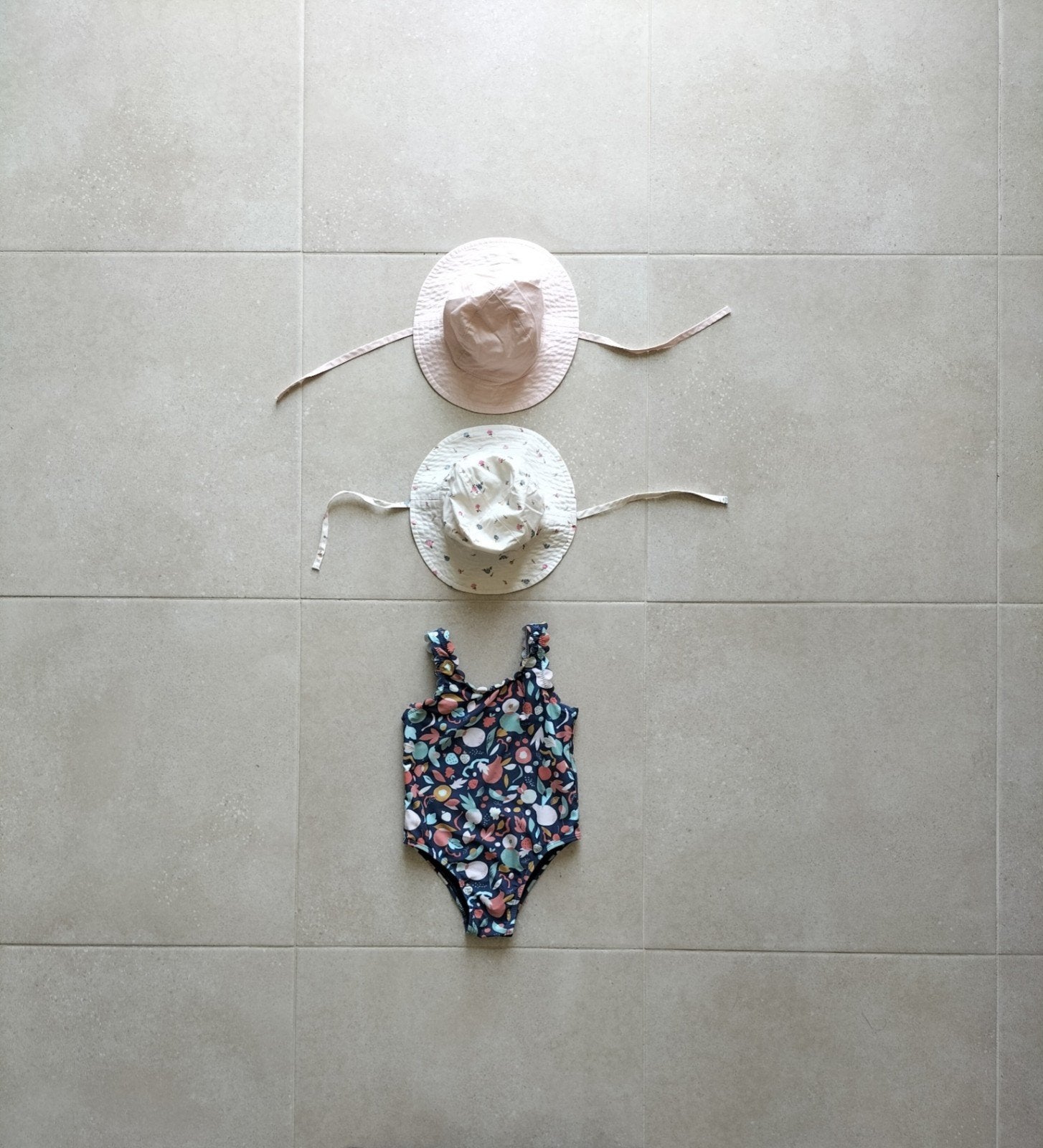 maillot de bain avec chapeaux d'été 9-12m, Enfants & Bébés, Enlèvement ou Envoi, Maillot de bain, Comme neuf, Autres tailles