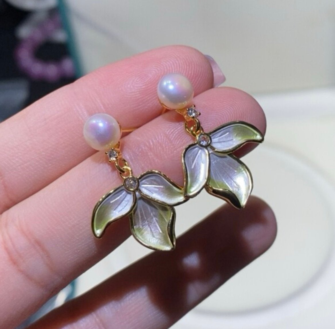 Boucles d'oreilles pétales en perles d'eau douce, Bijoux, Sacs & Beauté, Boucles d'oreilles, Neuf, Enlèvement ou Envoi, Vert, Avec strass