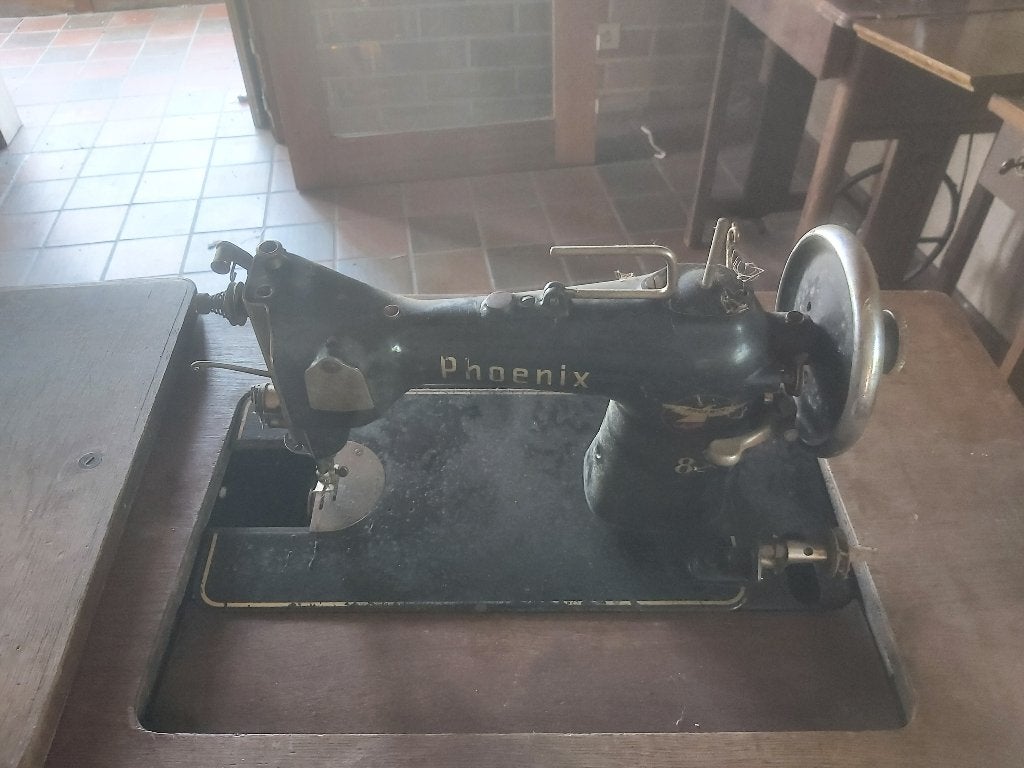 Antieke Phoenix Trapnaaimachine in Origineel Houten Meubel, Enlèvement