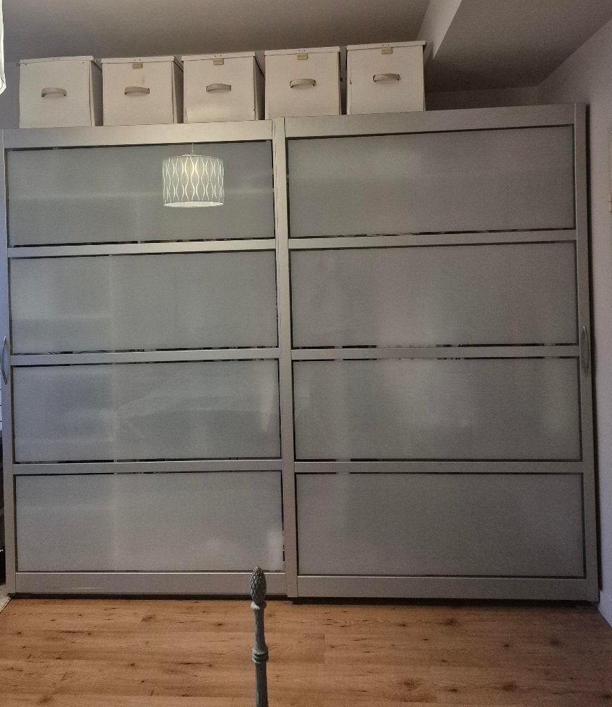 Zilverkleurige kledingkast met schuifdeuren in melkglas., Ophalen, Met deur(en), Gebruikt, 200 cm of meer