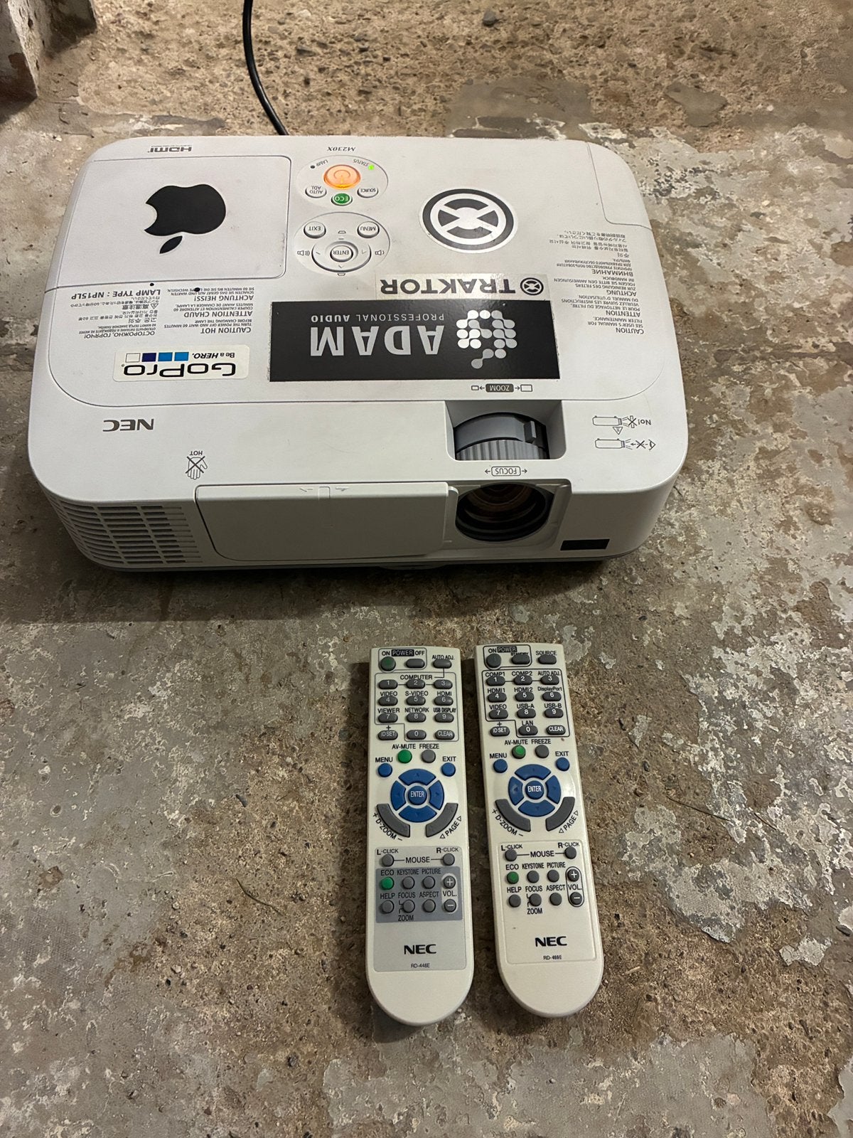 NEC M230x Beamer (oa HDMI en weinig branduren), Enlèvement ou Envoi, Comme neuf