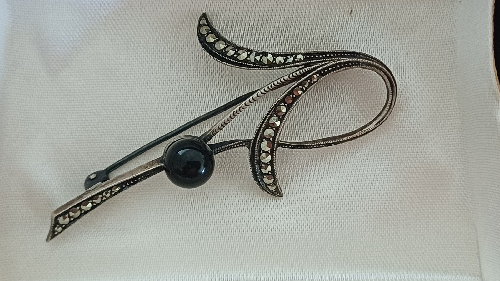 Broche ancienne en argent et marcassites., Enlèvement ou Envoi, Comme neuf, 4 à 7 cm, Argent