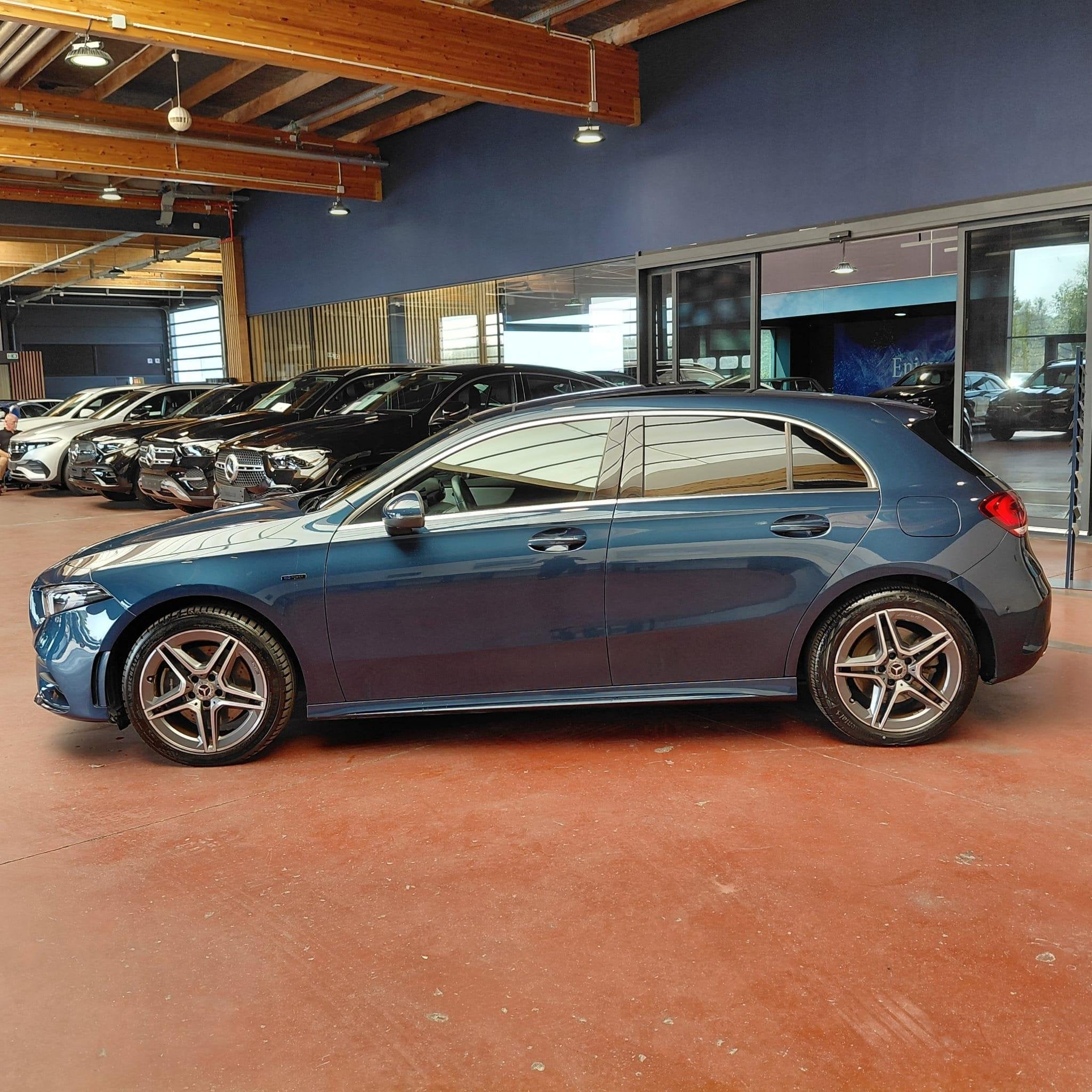 Mercedes-Benz A-Klasse 250 e Hatchback AMG Line | Panoramisc, Auto's, Dealer onderhouden, Stof, Gebruikt, Zwart