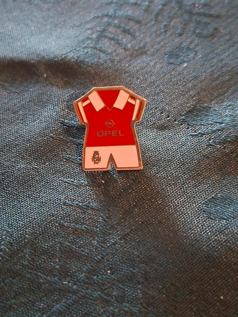 Pin/Speldje/Voetbalshirt Standard de Liège, Verzamelen, Ophalen of Verzenden, Zo goed als nieuw, Sport, Speldje of Pin