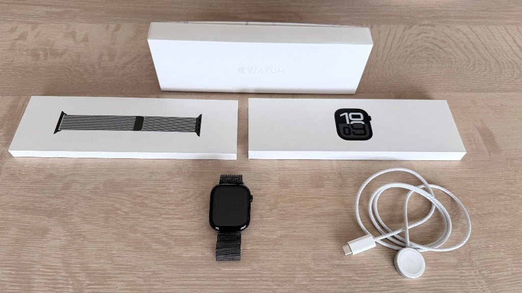 Apple Watch 10 / 46 mm / Zwart / Met een Milanees bandje M/L, Handtassen en Accessoires, Zwart, Apple Watch, IOS, Ophalen of Verzenden