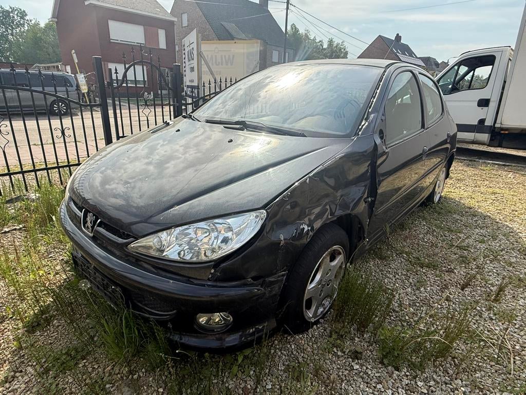 Peugeot 206 - schade - MOET WEG, Auto's, Voorwielaandrijving, Stof, Zwart, Handgeschakeld