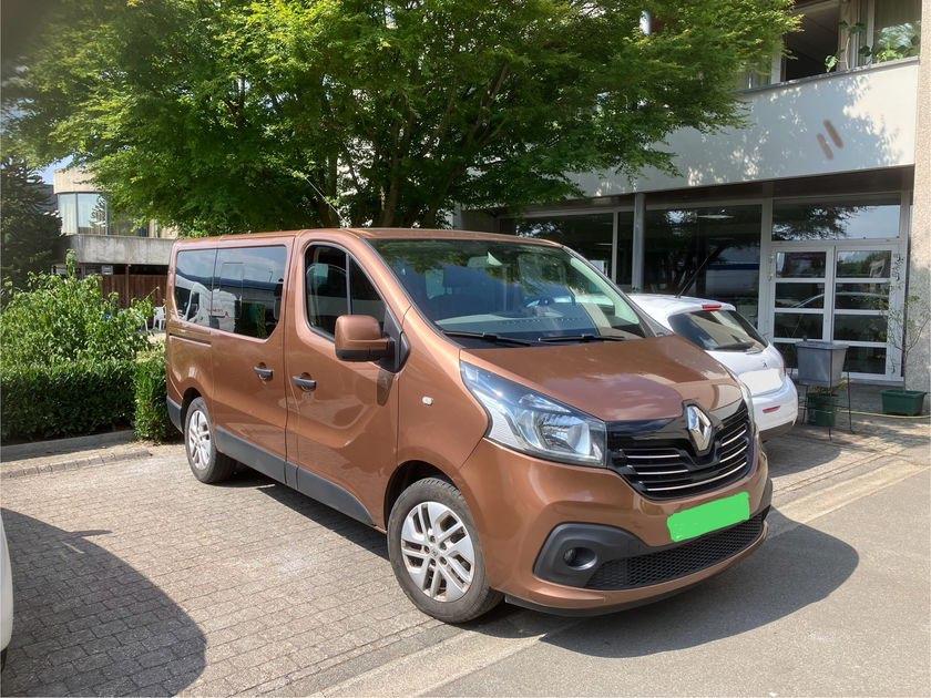 Renault Trafic Passenger grand confort 8 plaatsen, Auto's, Voorwielaandrijving, Euro 5, Zwart, 2500 kg