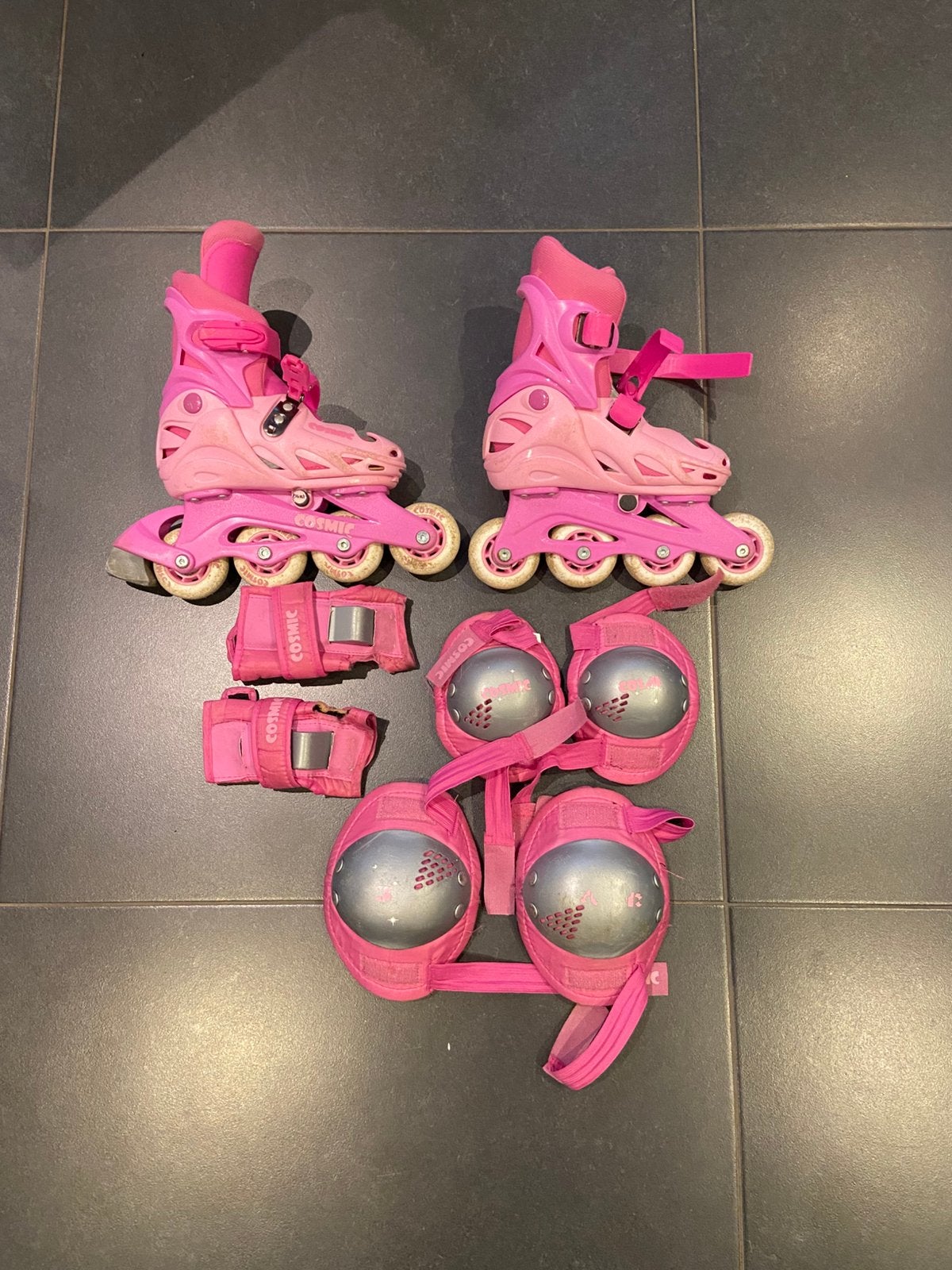 Patins à roulettes Cosmic + protections taille environ 31-32, Enlèvement, Comme neuf
