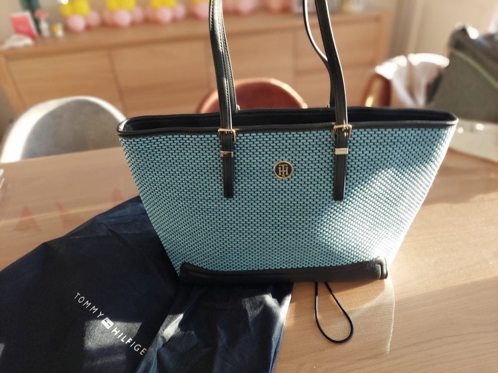 Tommy Hilfiger handtas lichtblauw – perfecte staat, Handtassen en Accessoires, Tassen | Damestassen, Ophalen, Zo goed als nieuw