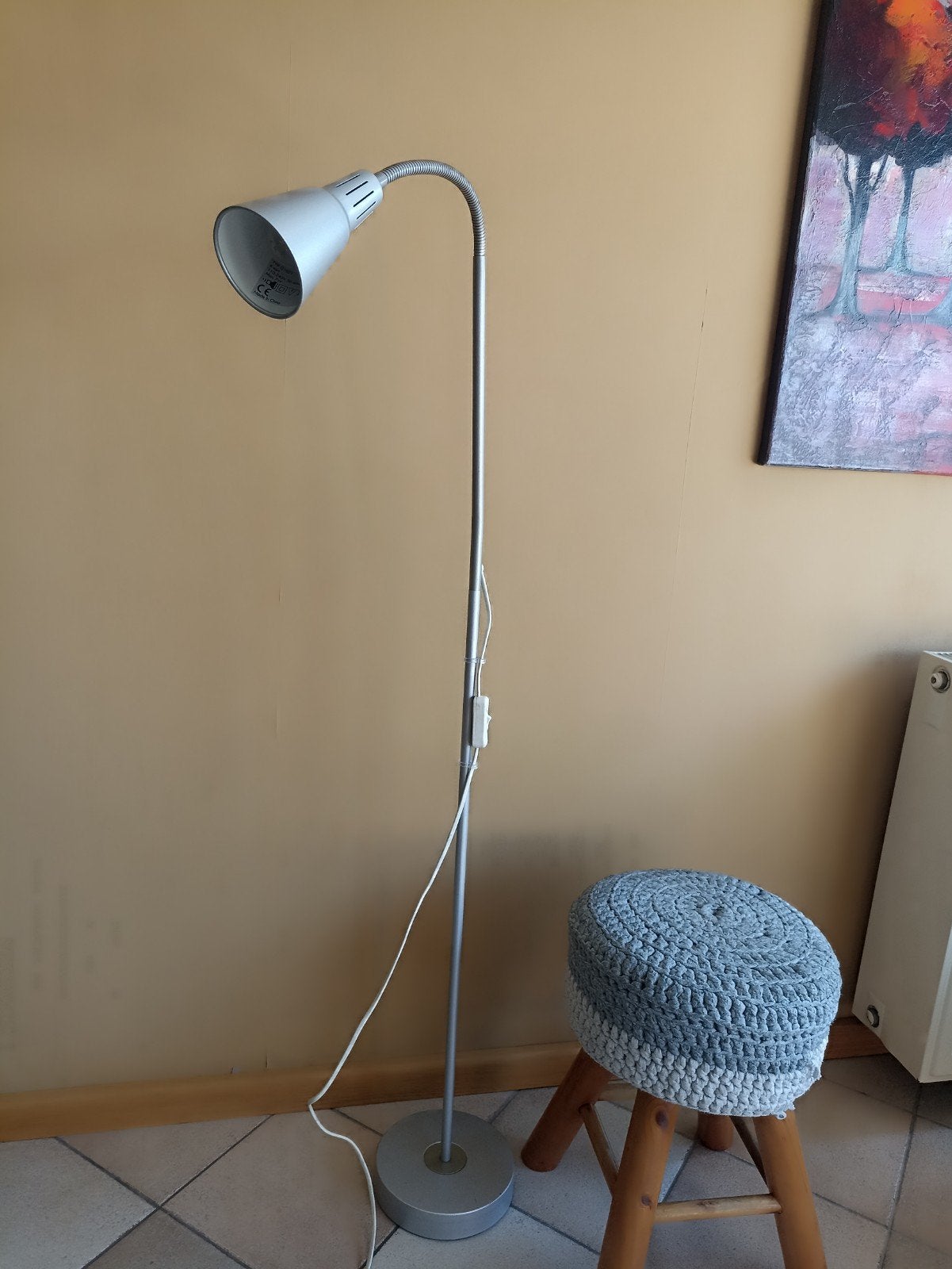 Lampadaire / Liseuse Ikea Kvart
Gris aluminium 
Hauteur 120, Maison & Meubles, Enlèvement, Comme neuf, 100 à 150 cm