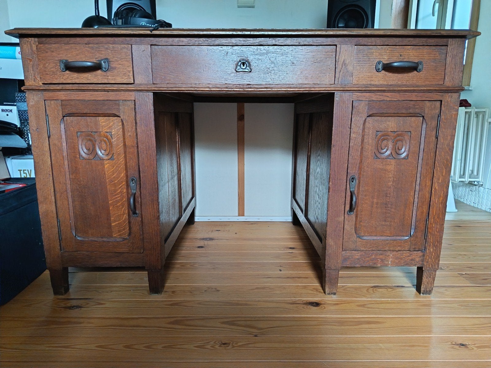 Oude rustieke bureau, Enlèvement