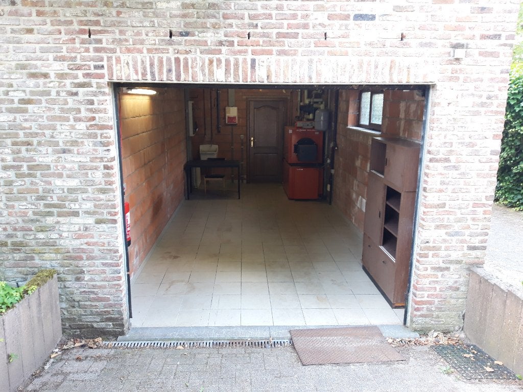 Garage/atelier 18m² +parking -lumière du jour, élec, eau c&f, Immo, Garages & Places de parking, Louvain