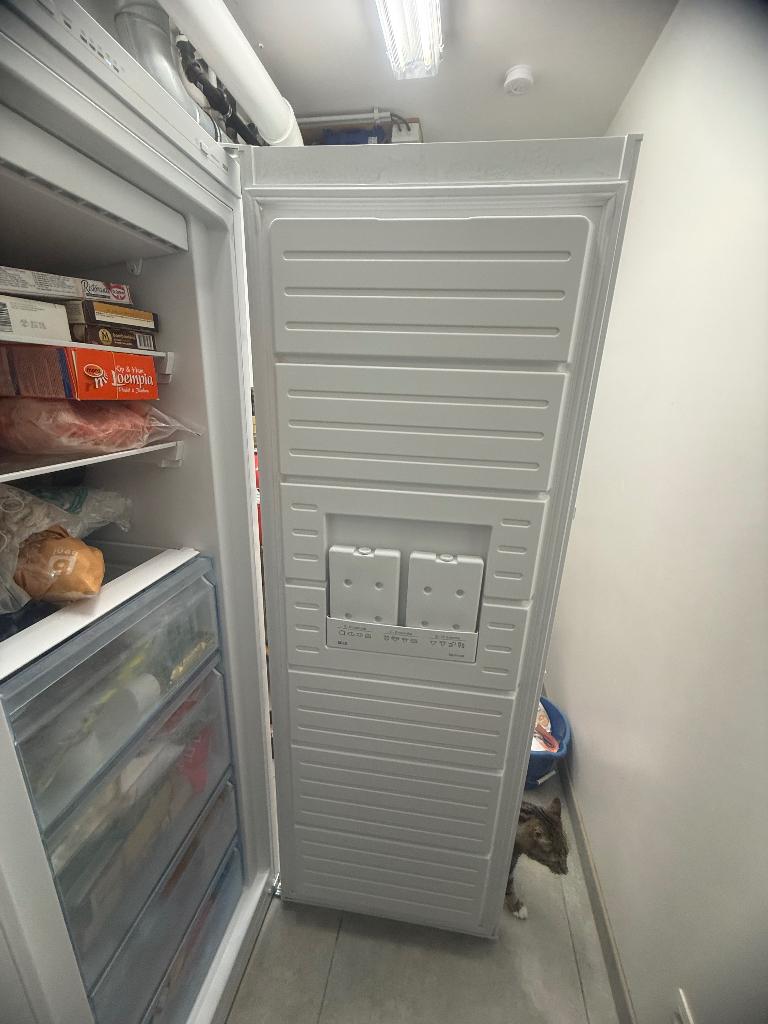 Diepvries bosch tekoop, 160 cm of meer, Zo goed als nieuw, Inbouw, 60 tot 90 cm