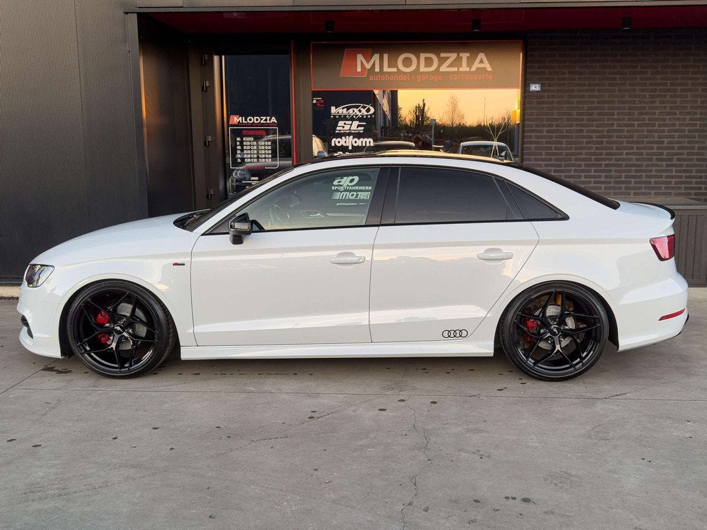 Audi A3 limo Sline S3 look TUNED Vmaxx + breedset 19" JR35, Auto's, Voorwielaandrijving, 4 deurs, Gebruikt, 4 cilinders